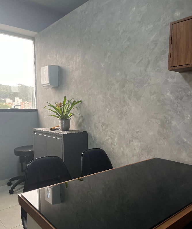 Ambiente acolhedor com luz suave e serenidade — consultório Âncora Psicologia